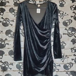 DIVIDED BLACK VELVET FITTED EVENING GOWN